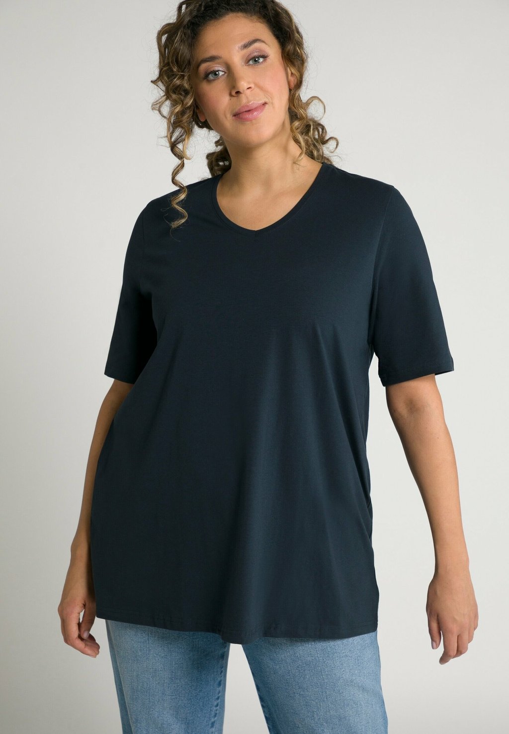 Базовая футболка V-AUSSCHNITT HALBARM Ulla Popken, темно-синий
Базовая футболка V-AUSSCHNITT HALBARM Ulla Popken, темно-синий