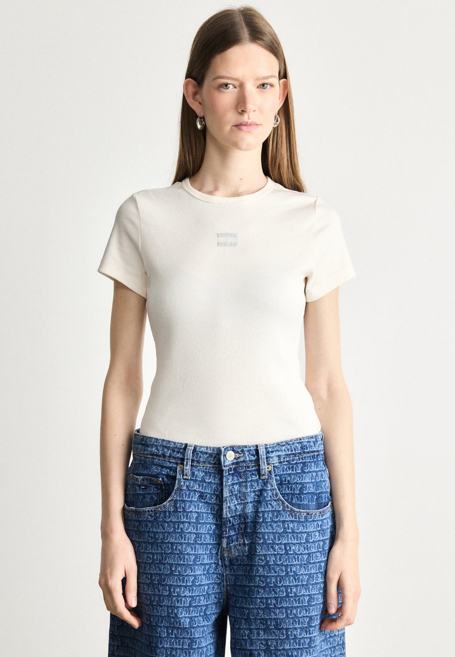 Футболка Tommy Jeans SLIM BADGE TEE, Ancient White/White, Белый, Футболка Tommy Jeans SLIM BADGE TEE, Ancient White/White
Футболка Tommy Jeans SLIM BADGE TEE, Ancient White/White, Белый, Футболка Tommy Jeans SLIM BADGE TEE, Ancient White/White