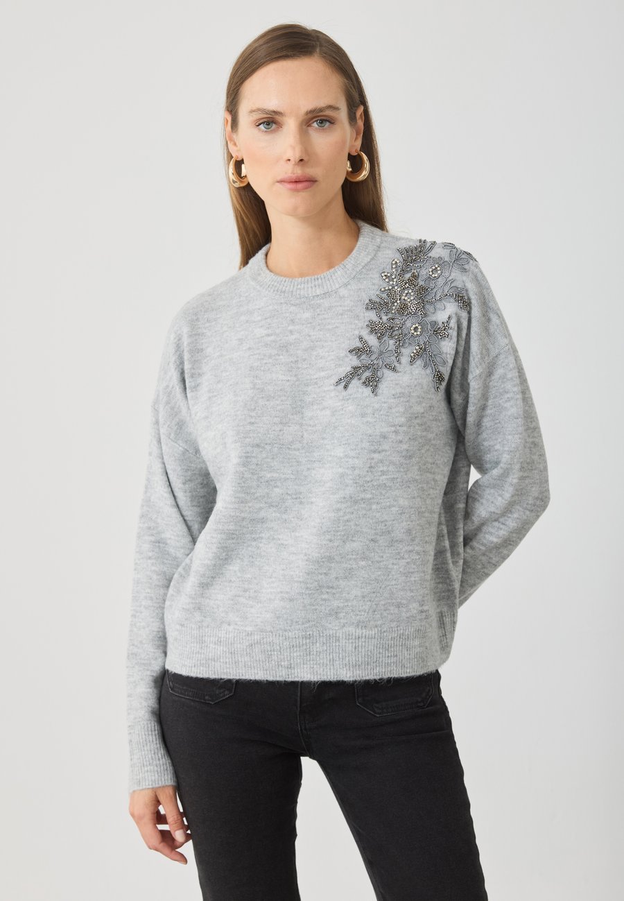 Джемпер Anna Field JUMPER WITH SHHOULDER EMBROIDERY, Mid Grey Melange/Mottled Grey
Джемпер Anna Field JUMPER WITH SHHOULDER EMBROIDERY, Mid Grey Melange/Mottled Grey