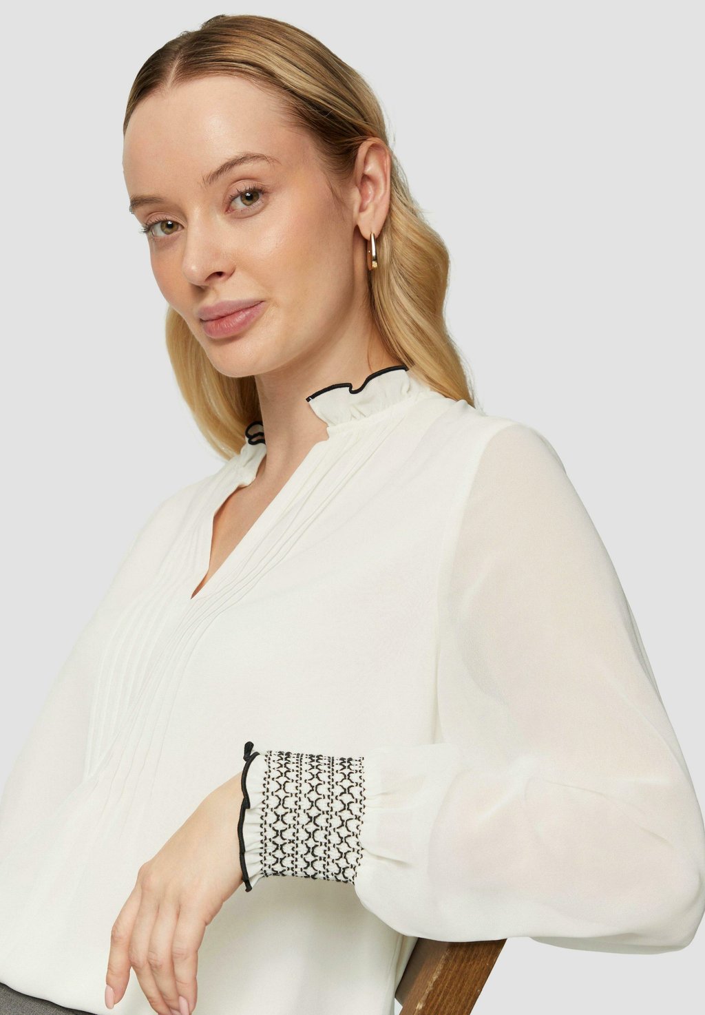 Блуза TUNIKA-AUSSCHNITT s.Oliver BLACK LABEL, молочный 
Блуза TUNIKA-AUSSCHNITT s.Oliver BLACK LABEL, молочный