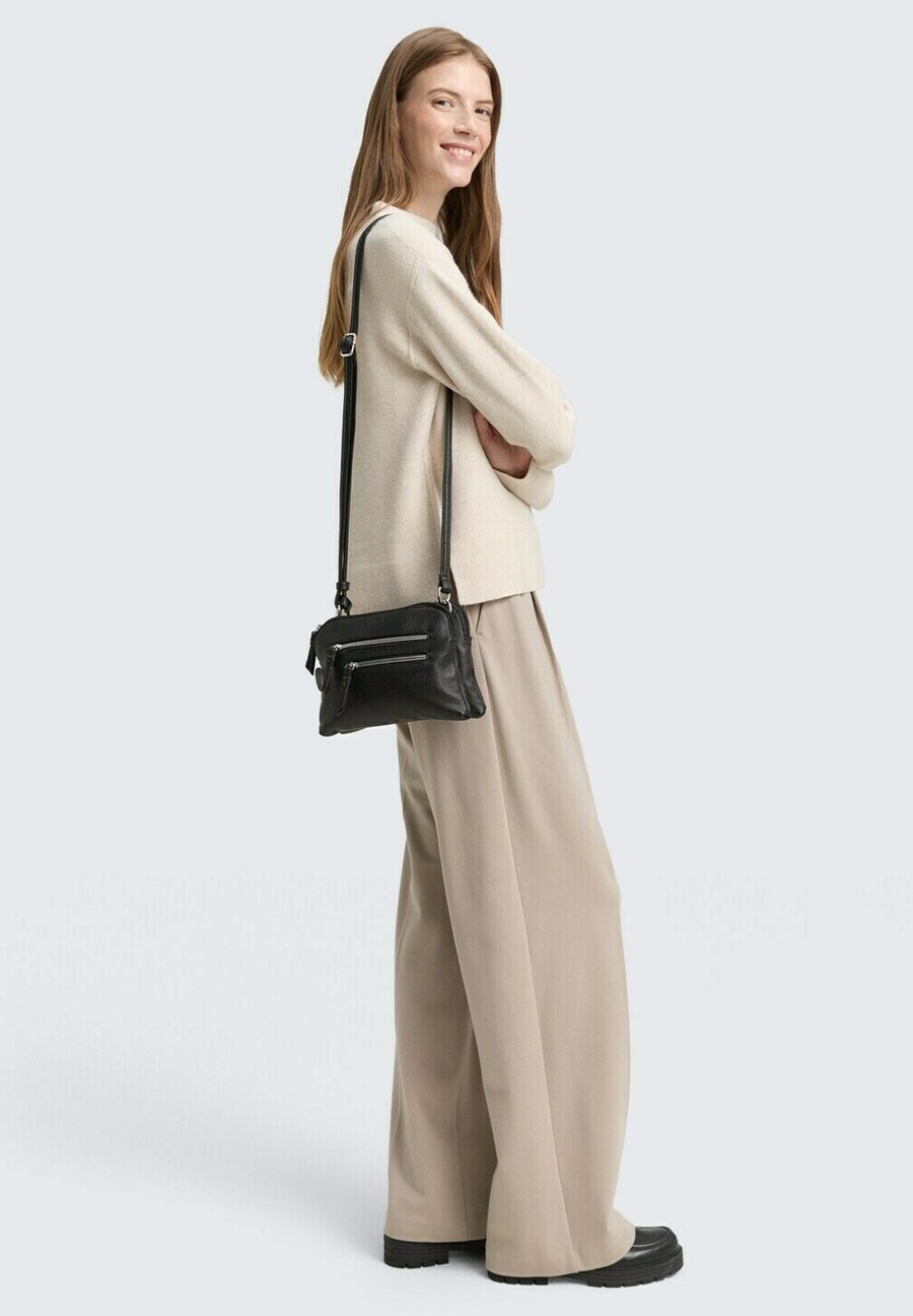 Сумка кросс-боди TOM TAILOR Cross body bag, Schwarz Black/Black
Сумка кросс-боди TOM TAILOR Cross body bag, Schwarz Black/Black