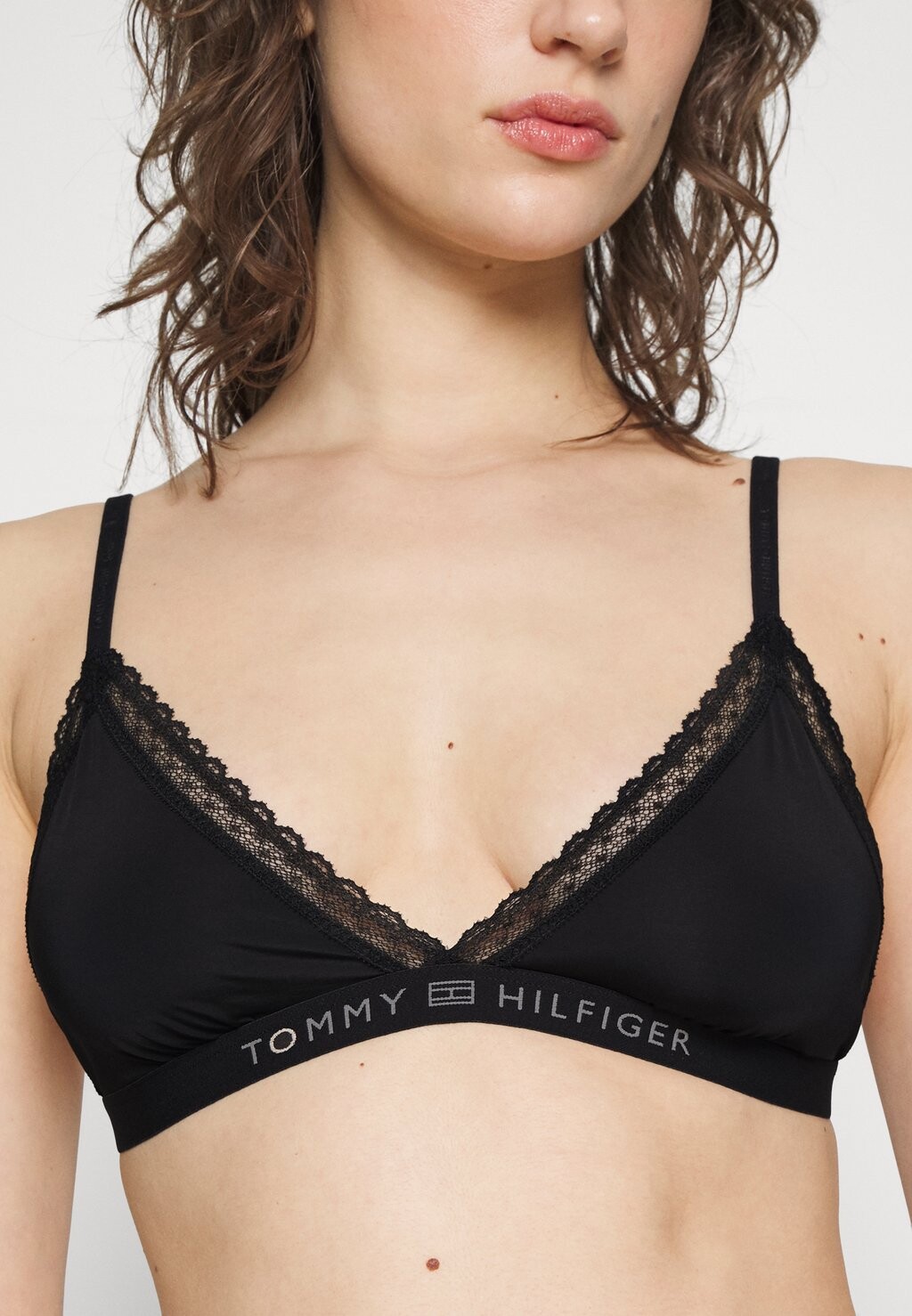 Треугольный бюстгальтер Tonal Logo Tommy Hilfiger, черный 
Треугольный бюстгальтер Tonal Logo Tommy Hilfiger, черный