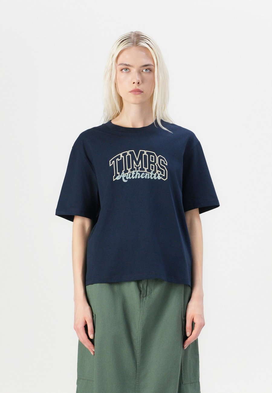 Футболка Timberland VARSITY GRAPHIC SHORT SLEEVE TEE, Dark Sapphire/Dark Blue, Синий, Футболка Timberland VARSITY GRAPHIC SHORT SLEEVE TEE, Dark Sapphire/Dark Blue
Футболка Timberland VARSITY GRAPHIC SHORT SLEEVE TEE, Dark Sapphire/Dark Blue, Синий, Футболка Timberland VARSITY GRAPHIC SHORT SLEEVE TEE, Dark Sapphire/Dark Blue
