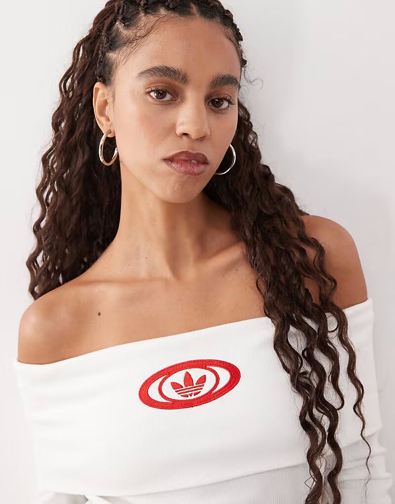 Топ-бандо Adidas Originals в рубчик в стиле 00-х белого цвета 
Топ-бандо Adidas Originals в рубчик в стиле 00-х белого цвета