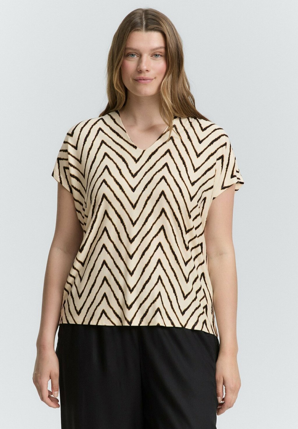 Футболка с принтом PLUS SIZE MIT V-AUSSCHNITT TOM TAILOR, бежевый
Футболка с принтом PLUS SIZE MIT V-AUSSCHNITT TOM TAILOR, бежевый