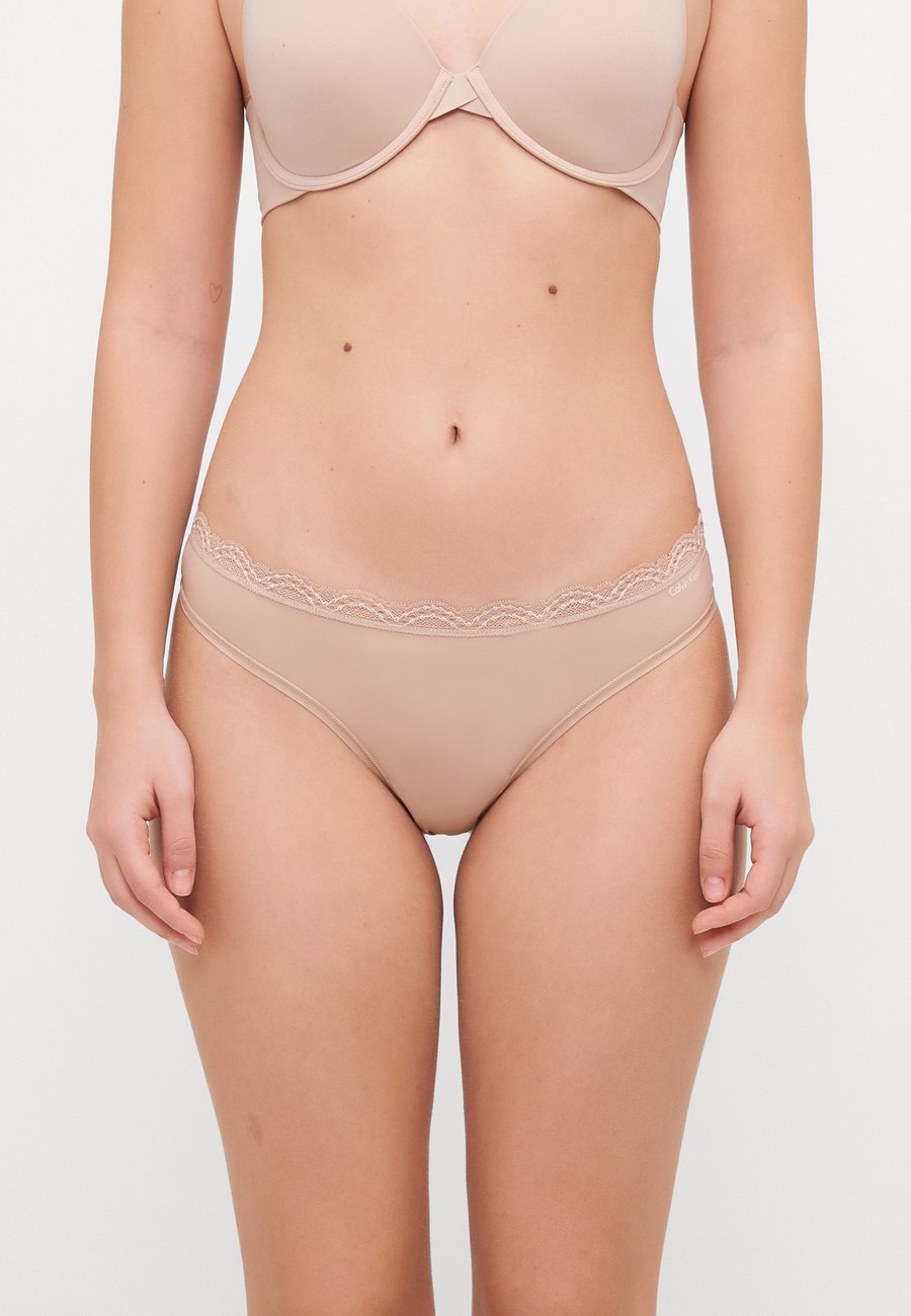 Трусы Calvin Klein Underwear THONG MICROFIBER STRETCH, Cedar/Beige
Трусы Calvin Klein Underwear THONG MICROFIBER STRETCH, Cedar/Beige