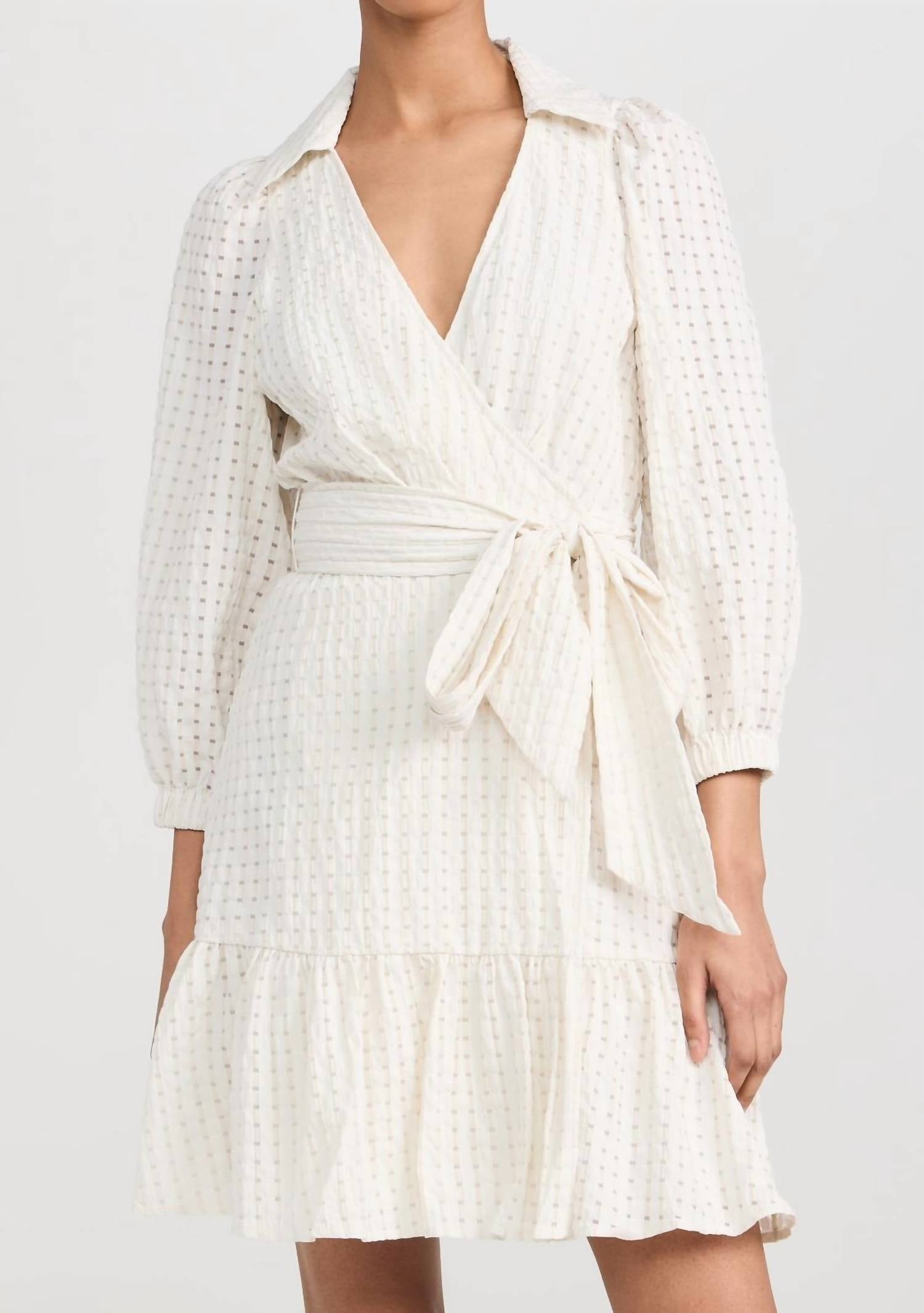 Киара в платье цвета слоновой кости сирсакер Rails
Киара в платье цвета слоновой кости сирсакер Rails