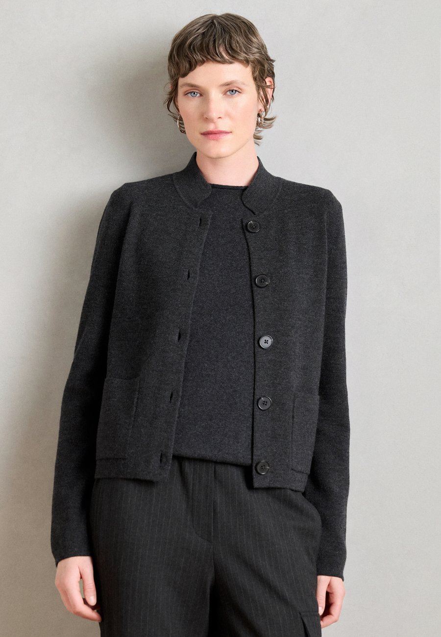 Кардиган Marc O'Polo LONGSLEEVE STAND UP COLLAR, Night Grey Melange/Mottled Dark Grey
Кардиган Marc O'Polo LONGSLEEVE STAND UP COLLAR, Night Grey Melange/Mottled Dark Grey