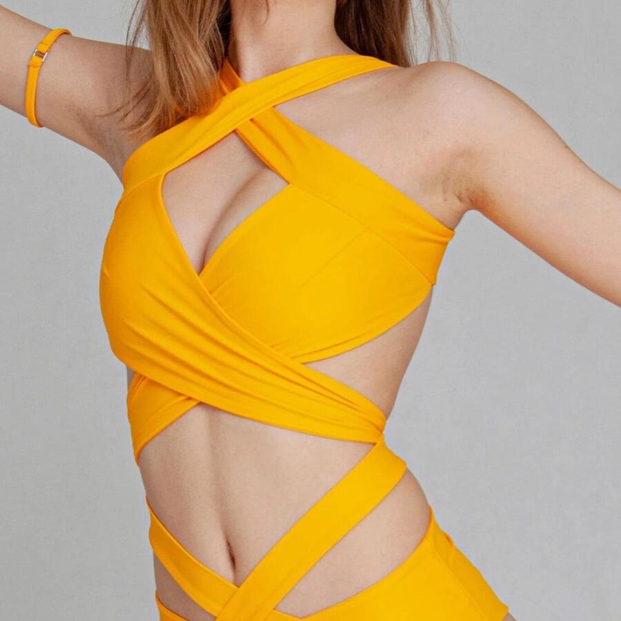 FANNA TOP - Спортивный бюстгальтер с перекрещенными бретелями спереди
FANNA TOP - Спортивный бюстгальтер с перекрещенными бретелями спереди