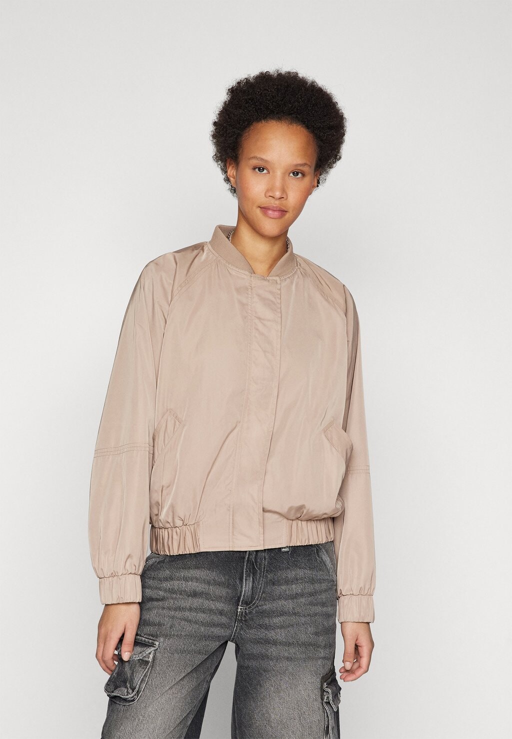 Куртка-бомбер ONLMINNA OVERSIZE JACKET ONLY, цвет silver mink detail/feather gray, Серебристый, Куртка-бомбер ONLMINNA OVERSIZE JACKET ONLY, цвет silver mink detail/feather gray
Куртка-бомбер ONLMINNA OVERSIZE JACKET ONLY, цвет silver mink detail/feather gray, Серебристый, Куртка-бомбер ONLMINNA OVERSIZE JACKET ONLY, цвет silver mink detail/feather gray