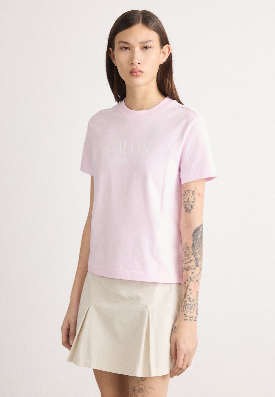 Футболка Calvin Klein Jeans CONCEPT GRAPHIC TEE, Pearly Pink/Light Pink, Белый, Футболка Calvin Klein Jeans CONCEPT GRAPHIC TEE, Pearly Pink/Light Pink
Футболка Calvin Klein Jeans CONCEPT GRAPHIC TEE, Pearly Pink/Light Pink, Белый, Футболка Calvin Klein Jeans CONCEPT GRAPHIC TEE, Pearly Pink/Light Pink