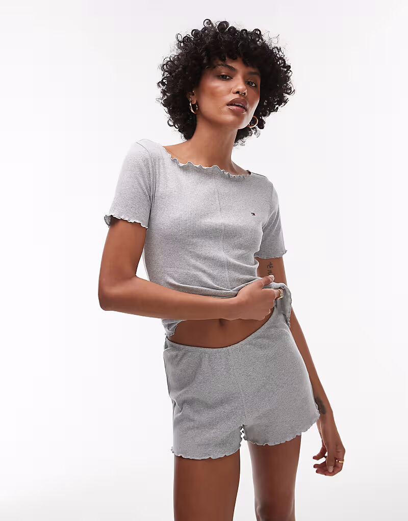 Пижамный комплект из футболки и шорт Tommy Hilfiger в рубчик серого цвета
Пижамный комплект из футболки и шорт Tommy Hilfiger в рубчик серого цвета