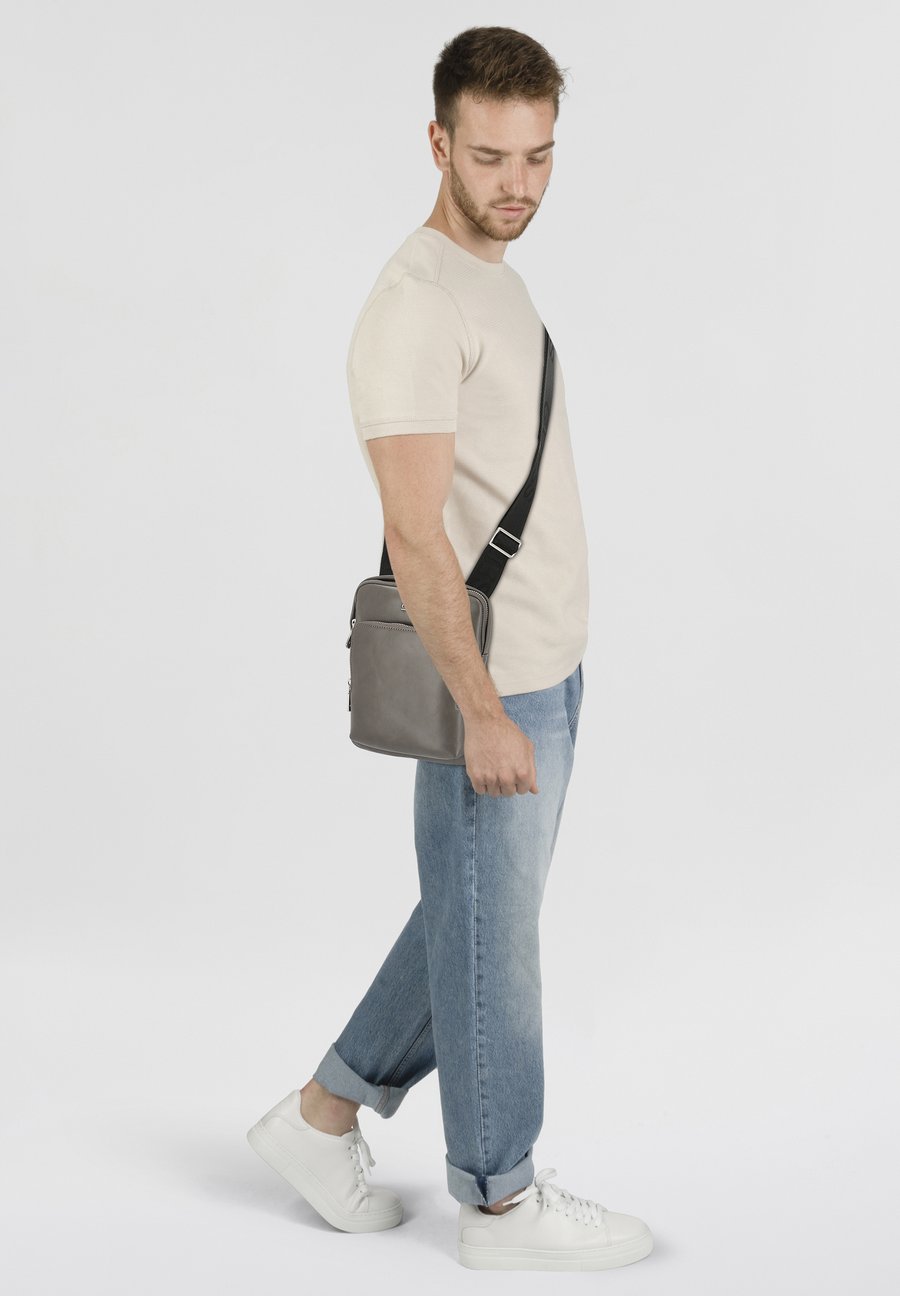 Сумка кросс-боди Guess BOSTON UMHÄNGE, Winter Grey/Grey
Сумка кросс-боди Guess BOSTON UMHÄNGE, Winter Grey/Grey