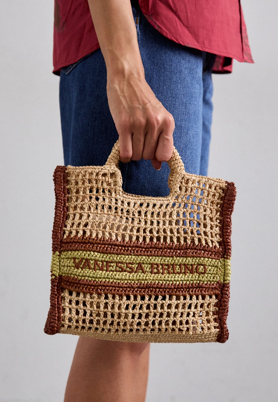 Сумка Vanessa Bruno PANIER , Multico/Biscuit/Beige
Сумка Vanessa Bruno PANIER , Multico/Biscuit/Beige