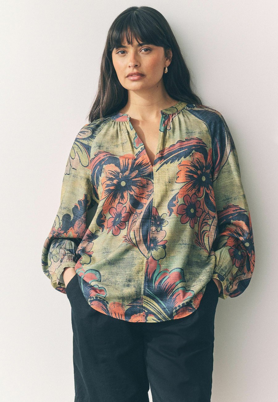 Блуза Next LONG SLEEVE V-NECK , Green Paisley Floral/Green
Блуза Next LONG SLEEVE V-NECK , Green Paisley Floral/Green