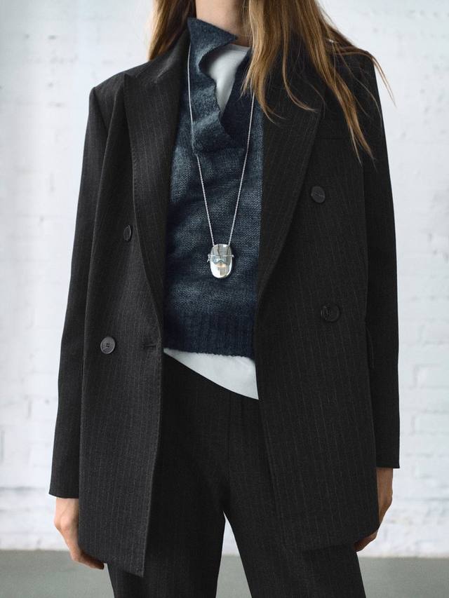 Irise полосатый двубортный блейзер Mango
Irise полосатый двубортный блейзер Mango