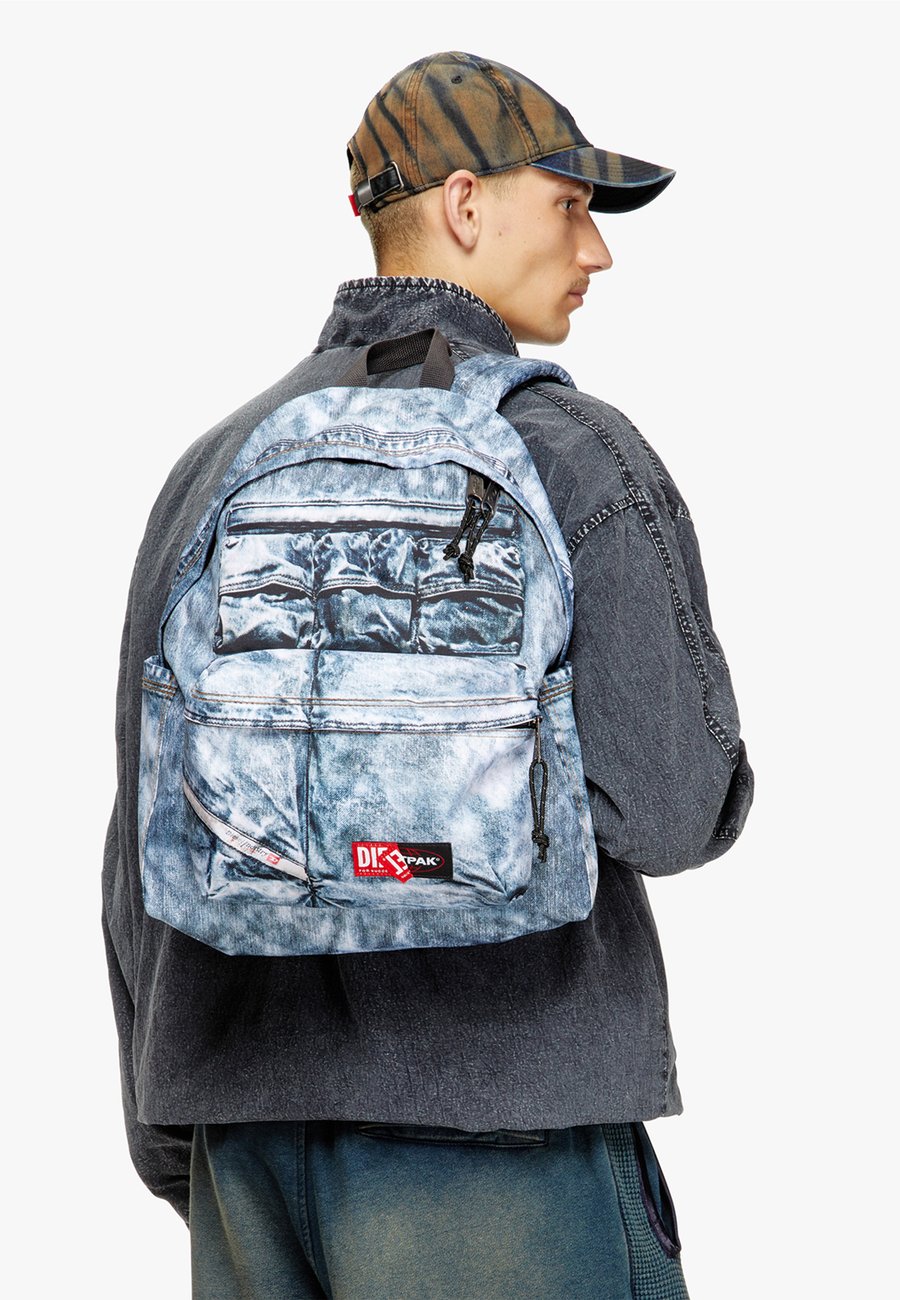 Рюкзак Eastpak EASTPAK X DIESEL, Dsl Trompe/Light Blue
Рюкзак Eastpak EASTPAK X DIESEL, Dsl Trompe/Light Blue
