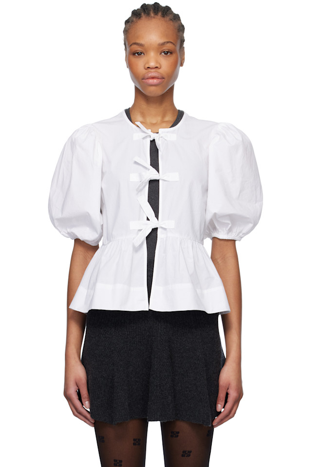 Хлопковая поплиновая блузка с баской и завязками Ganni, белый
Хлопковая поплиновая блузка с баской и завязками Ganni, белый