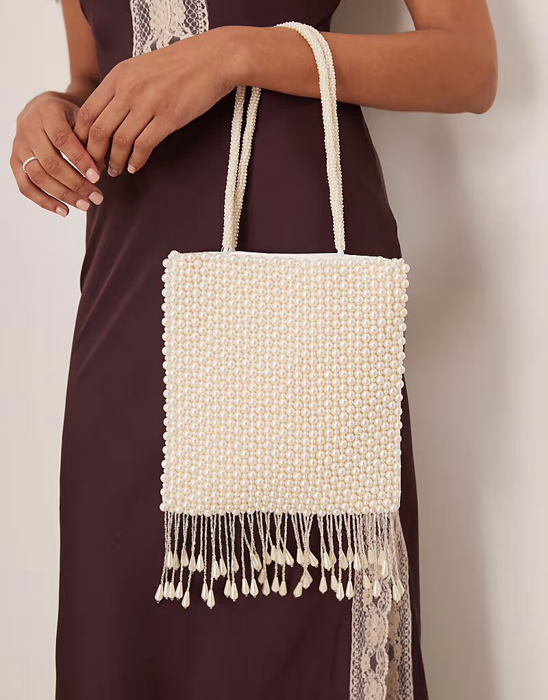 Сумка True Decadence из жемчужных бусин с кисточкой белого цвета
Сумка True Decadence из жемчужных бусин с кисточкой белого цвета