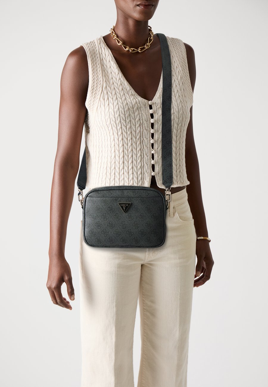 Сумка кросс-боди Guess MERIDIAN II CAMERA BAG, Coal /Dark Grey
Сумка кросс-боди Guess MERIDIAN II CAMERA BAG, Coal /Dark Grey