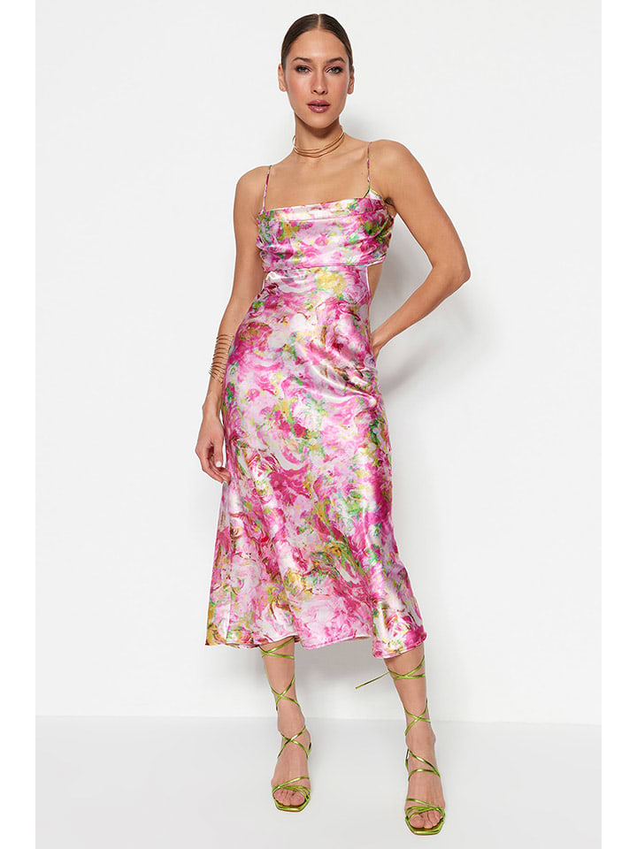 Платье до колена trendyol
Платье до колена trendyol