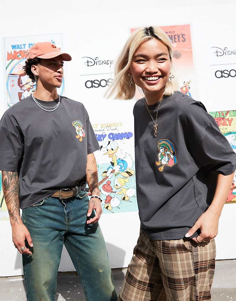 Черная футболка свободного кроя унисекс с принтом Дональда Дака на груди ASOS DESIGN Disney Disney
Черная футболка свободного кроя унисекс с принтом Дональда Дака на груди ASOS DESIGN Disney Disney