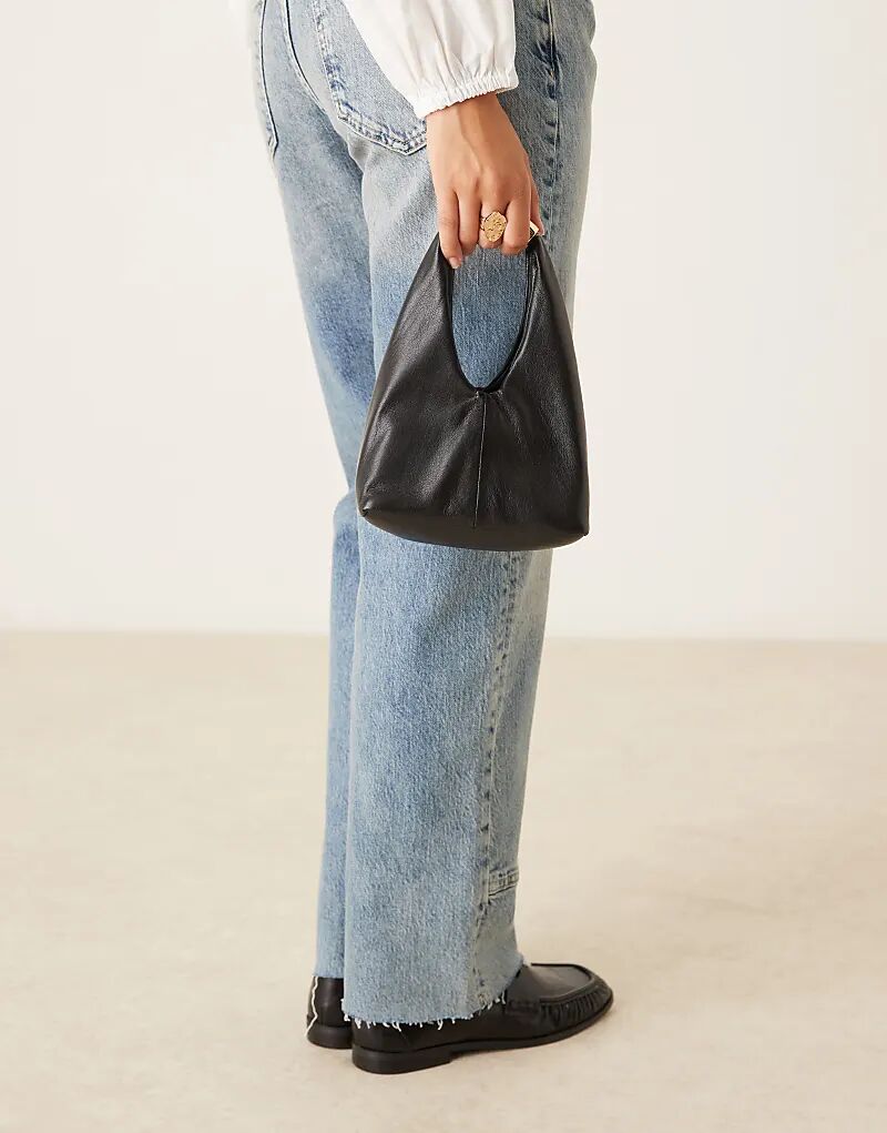 Сумка-мешок Mango из искусственной кожи с золотой ручкой, черного цвета
Сумка-мешок Mango из искусственной кожи с золотой ручкой, черного цвета