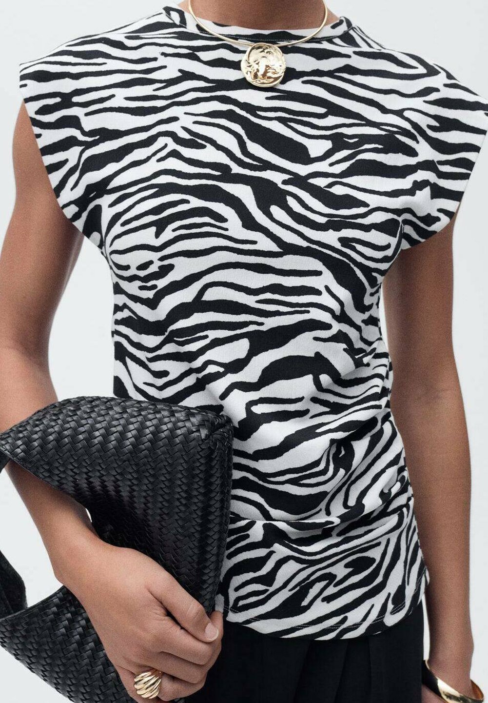 Футболка с принтом IRMA Mango, черный
Футболка с принтом IRMA Mango, черный