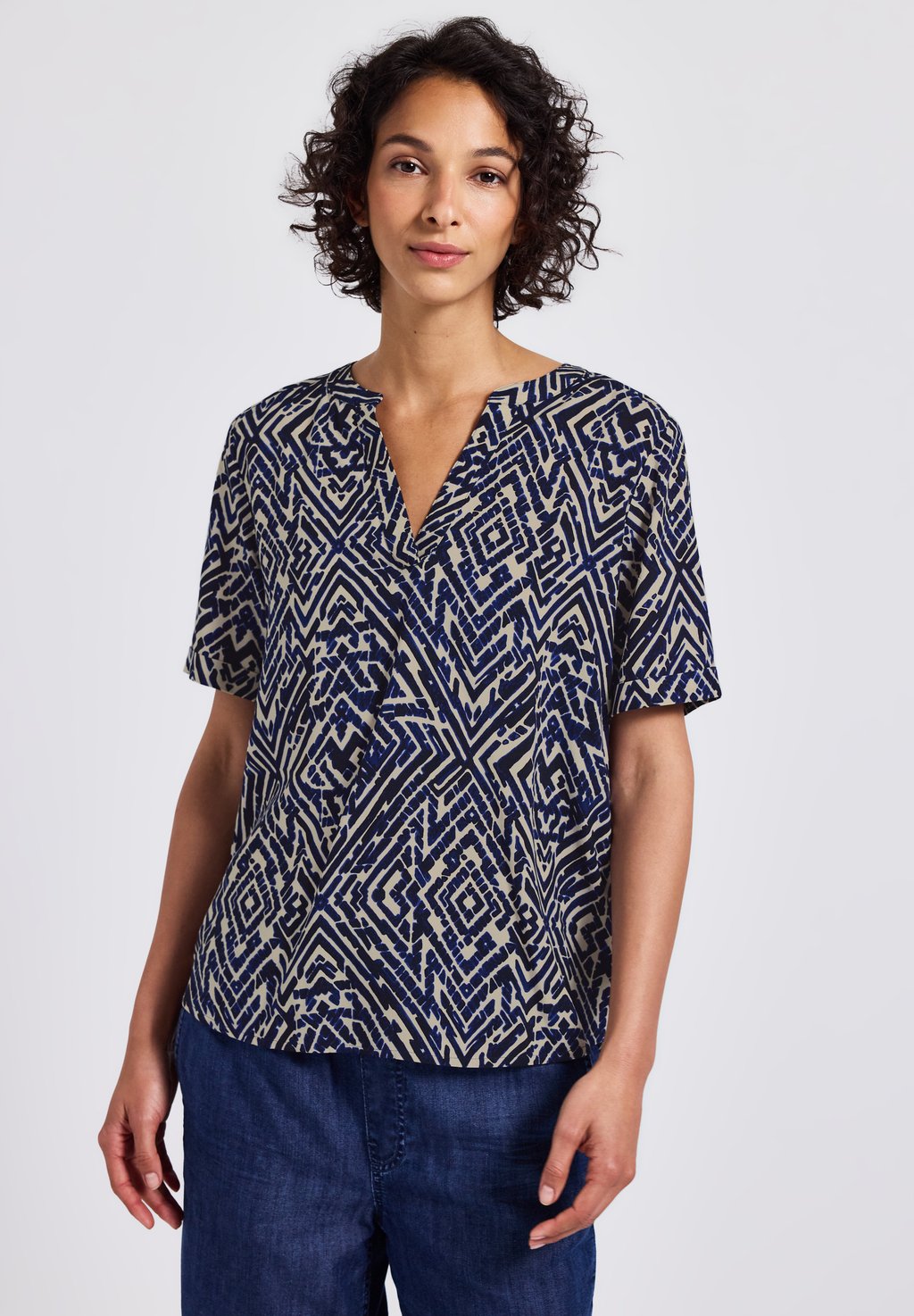 Блуза GEMUSTERTE SPLIT NECK Street One, темно-синий
Блуза GEMUSTERTE SPLIT NECK Street One, темно-синий