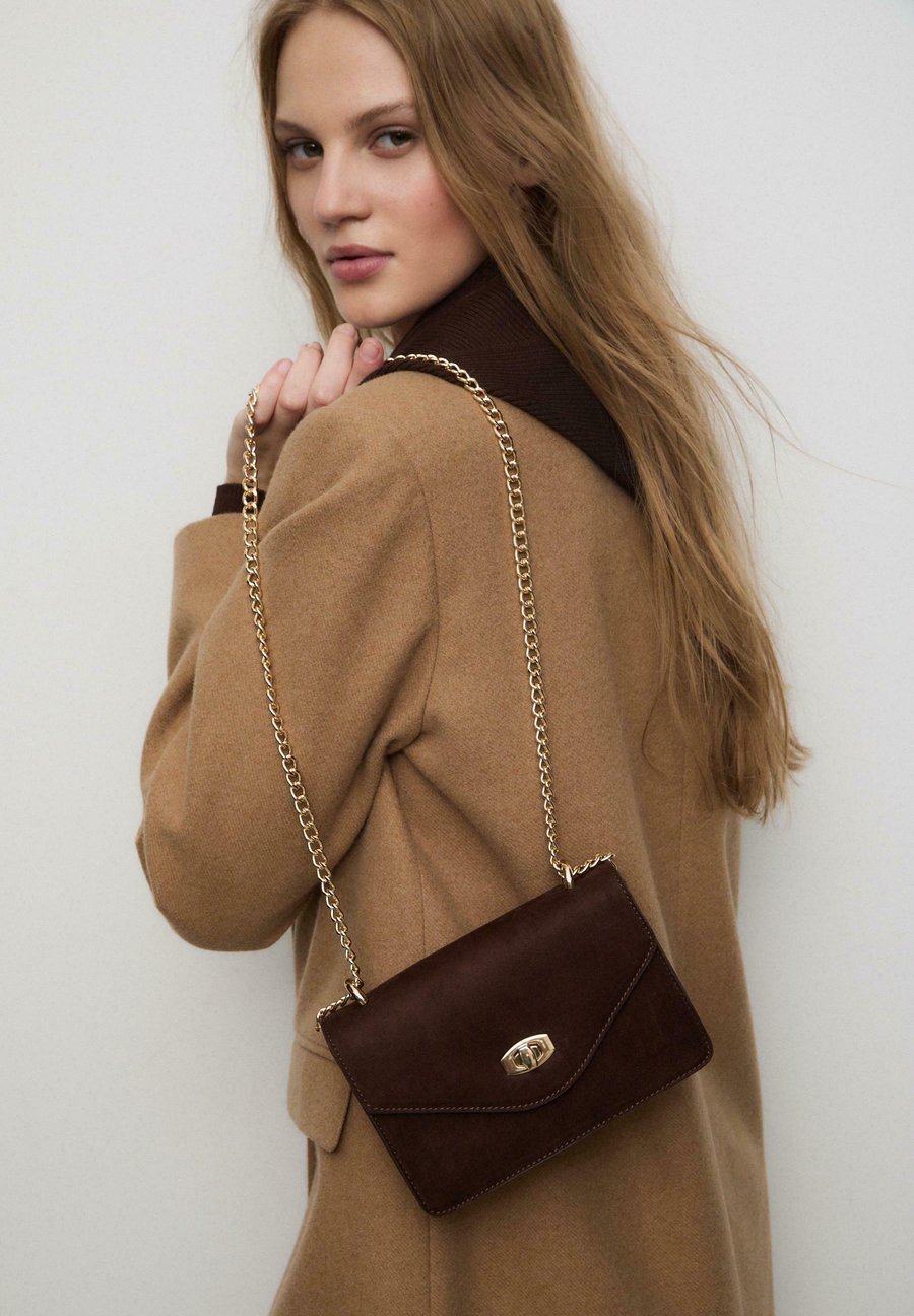 Сумка кросс-боди Stradivarius RIGID WITH CLASP, Dark Brown
Сумка кросс-боди Stradivarius RIGID WITH CLASP, Dark Brown