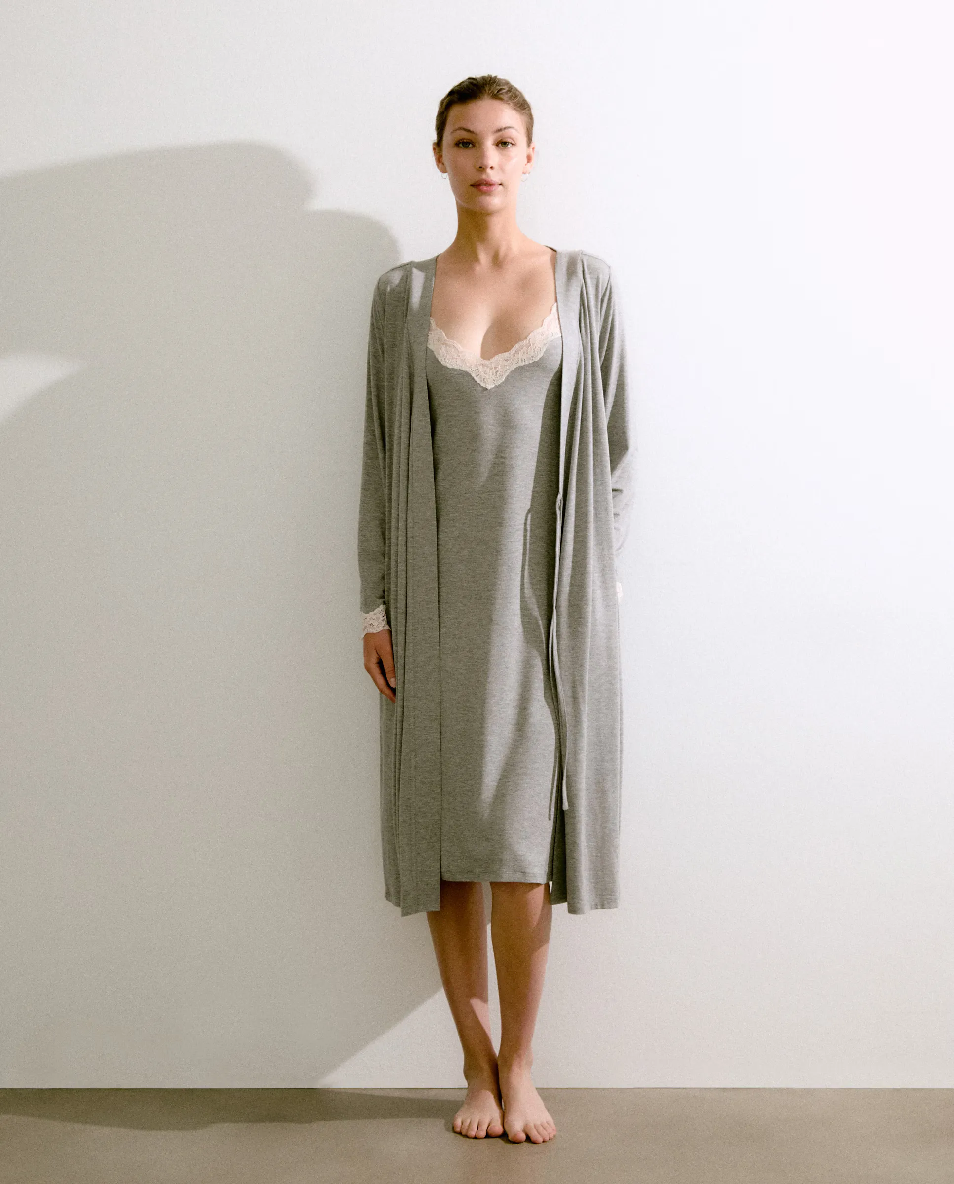 Женский халат с кружевной отделкой Énfasis, цвет 820 Gris medio
Женский халат с кружевной отделкой Énfasis, цвет 820 Gris medio