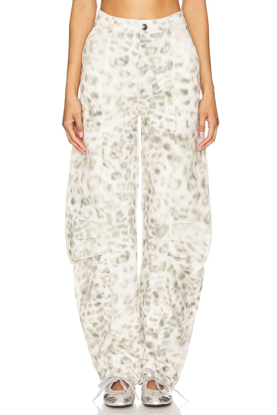 Брюки Cassandria Rotate, blurry snow leopard & tarmac
Брюки Cassandria Rotate, blurry snow leopard & tarmac