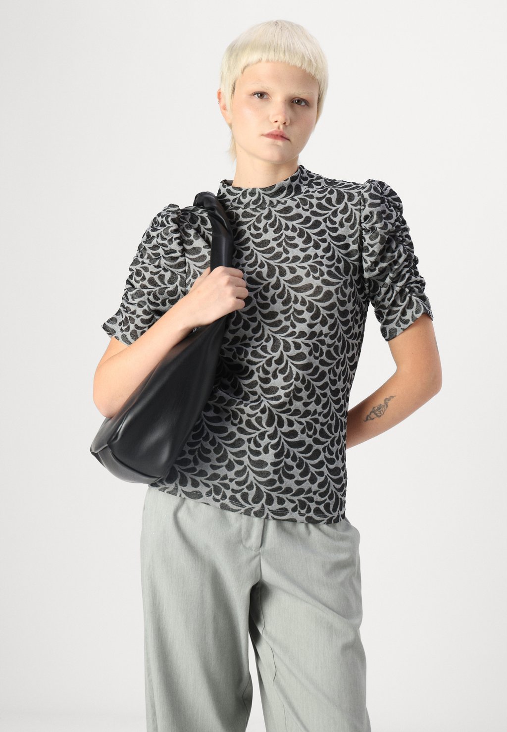 Топ VIFINLE HIGH NECK TOP VILA, серебристый
Топ VIFINLE HIGH NECK TOP VILA, серебристый