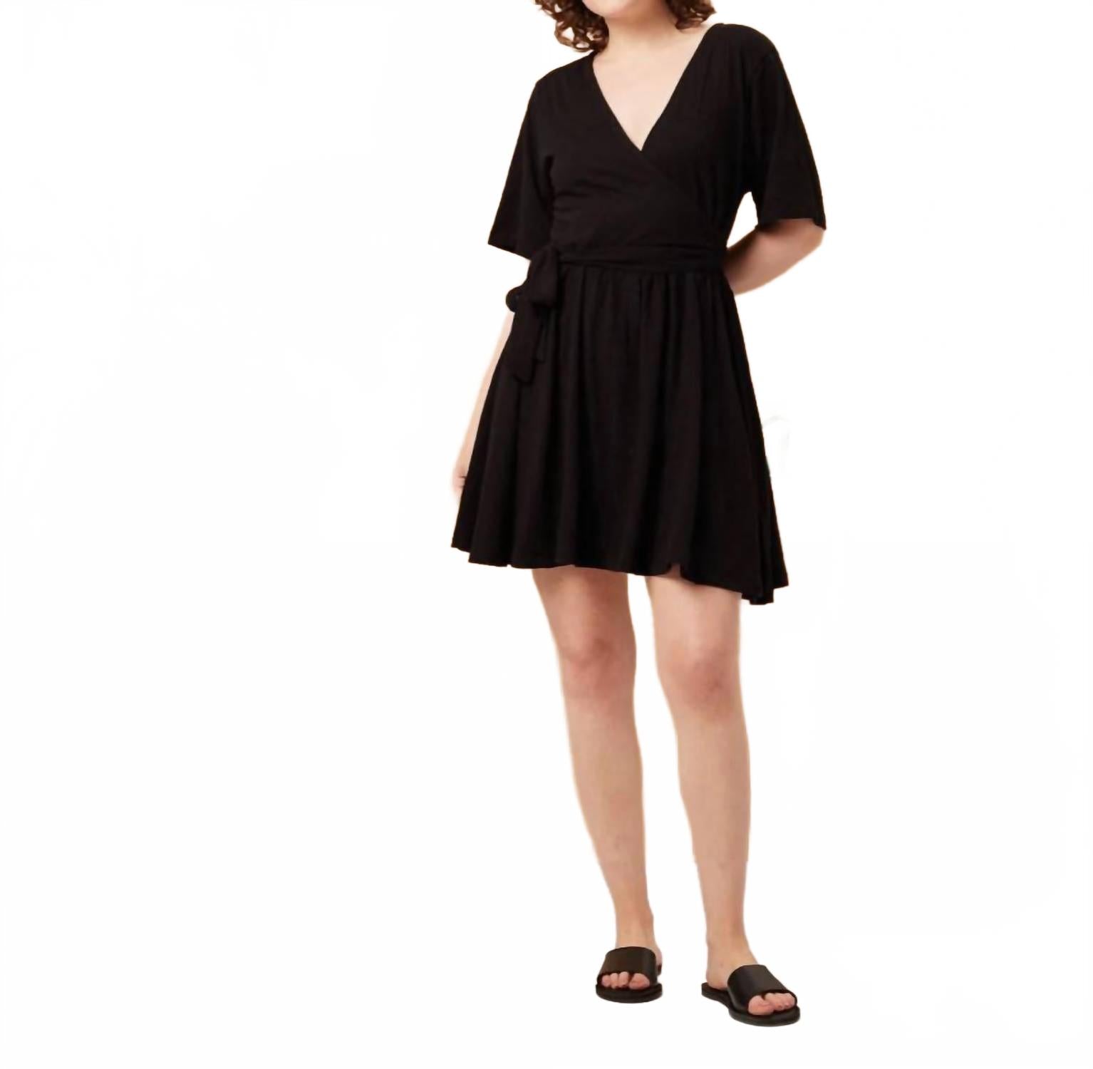 Черное мини-платье Kalen Known Supply
Черное мини-платье Kalen Known Supply