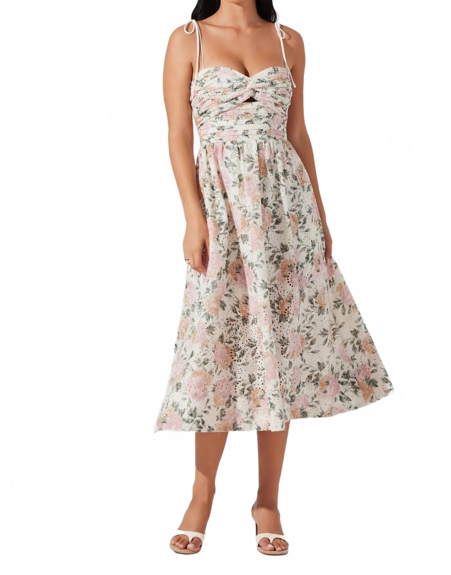 Платье миди Sariah в пыльно-розовом цветочном принте с плиссированными вставками и ажурной отделкой ASTR
Платье миди Sariah в пыльно-розовом цветочном принте с плиссированными вставками и ажурной отделкой ASTR