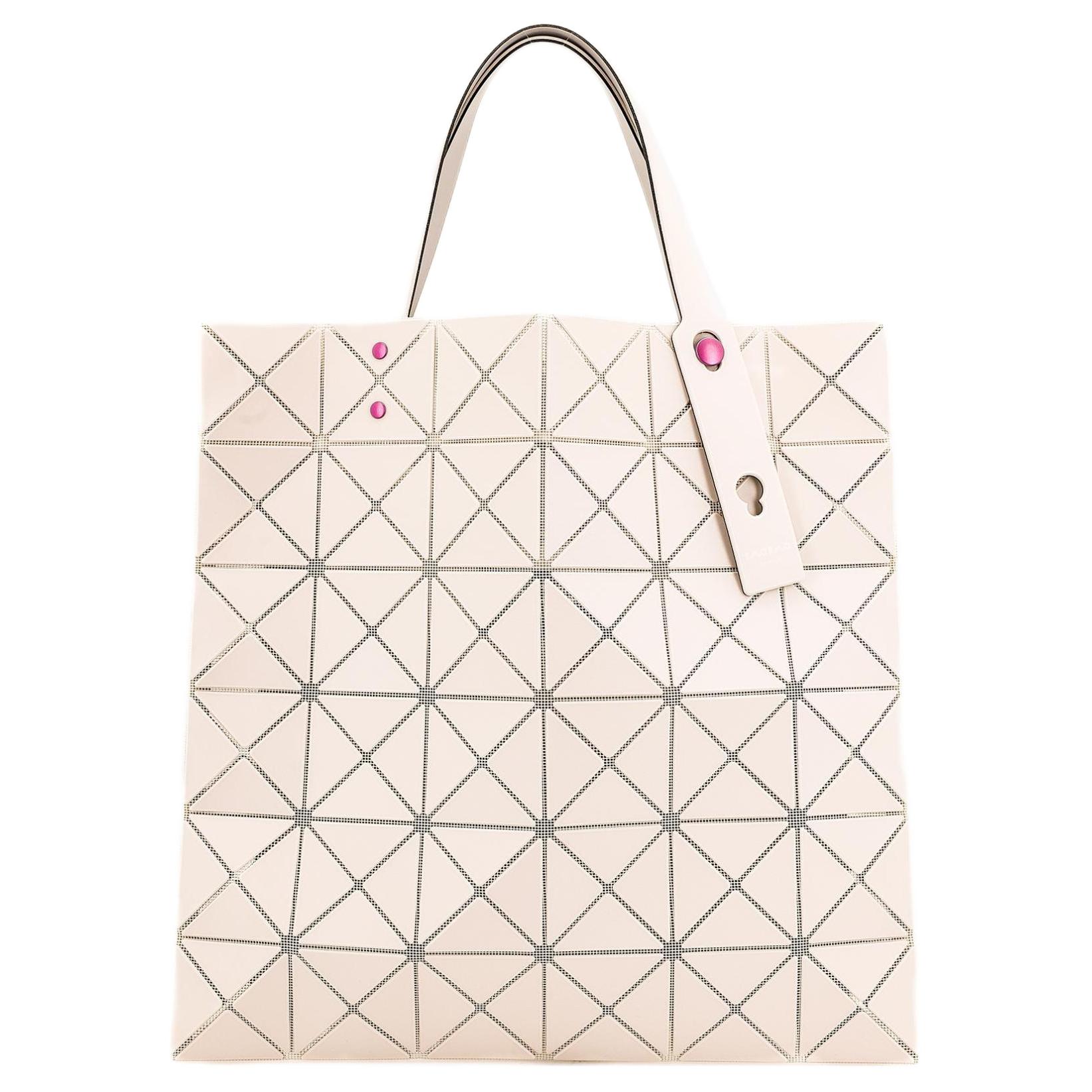 ISSEY MIYAKE Сумка тоут Люсент Уан Тон светло-бежевая
ISSEY MIYAKE Сумка тоут Люсент Уан Тон светло-бежевая