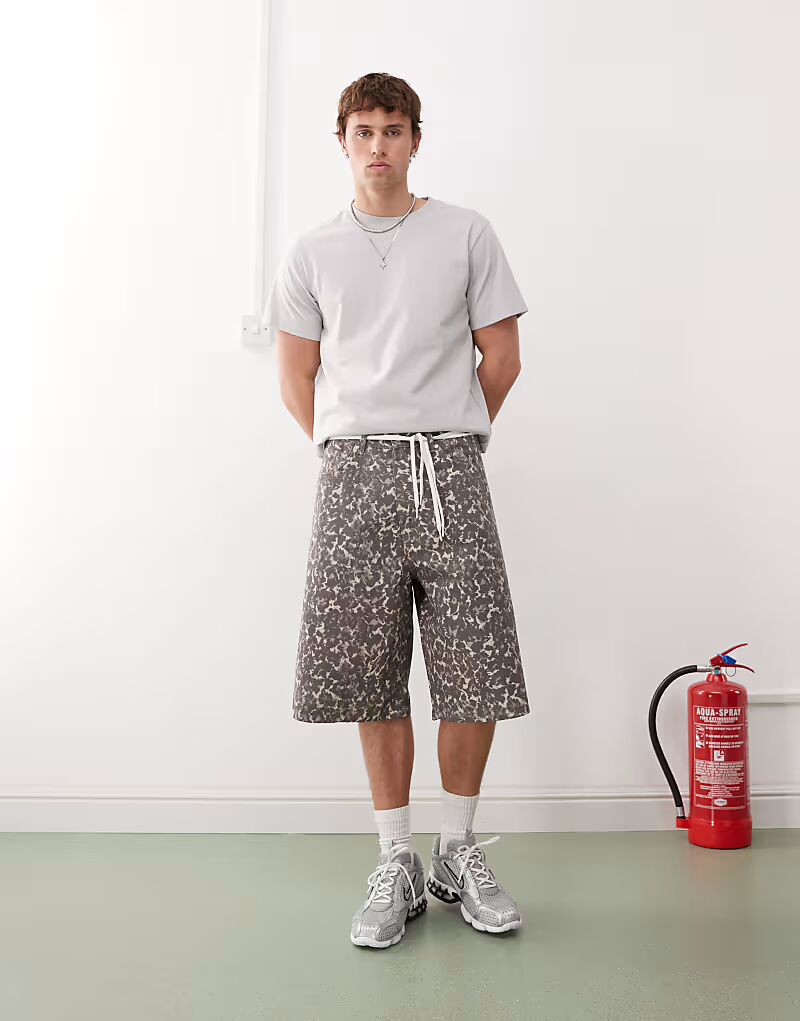 Длинные шорты будничного покроя с леопардовым принтом Weekday
Длинные шорты будничного покроя с леопардовым принтом Weekday