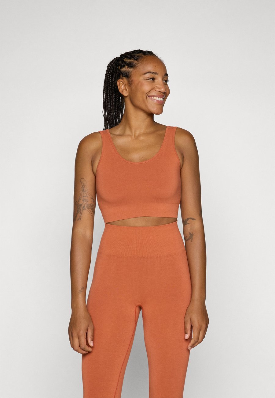 Бюстгальтер Yogasearcher HADU SEAMLESS BRA, Tibet/Orange
Бюстгальтер Yogasearcher HADU SEAMLESS BRA, Tibet/Orange