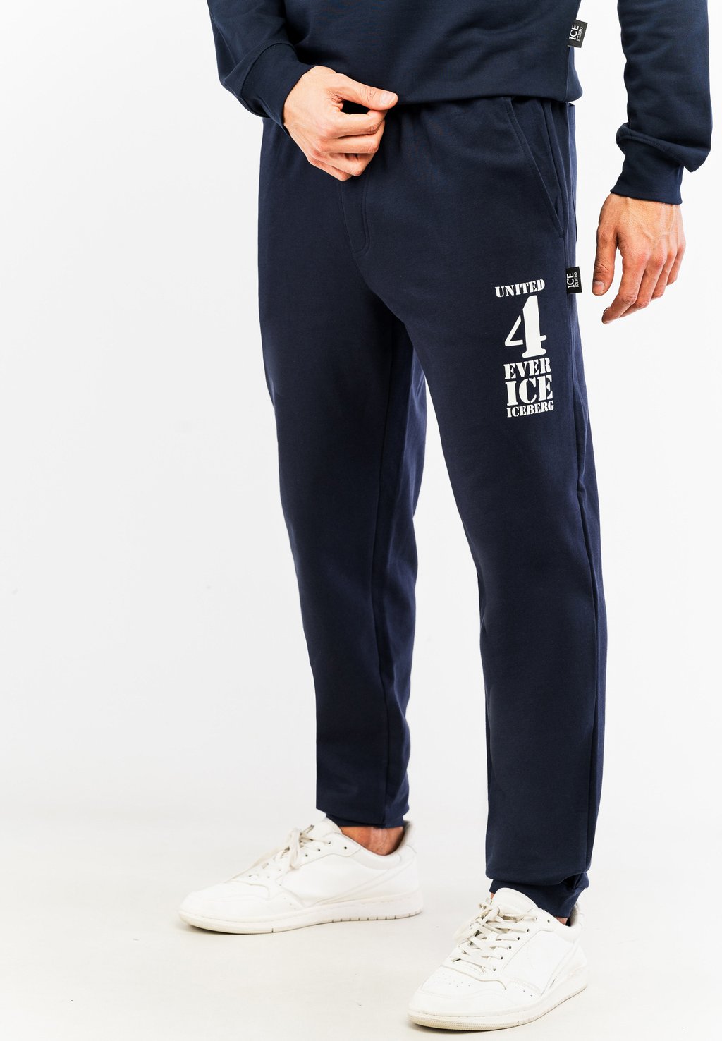 Спортивные штаны JOGGERS WITH DOUBLE POCKETS AND DRAWSTRINGS ICE ICEBERG, темно-синий
Спортивные штаны JOGGERS WITH DOUBLE POCKETS AND DRAWSTRINGS ICE ICEBERG, темно-синий