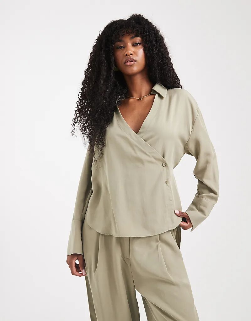 Рубашка ASOS DESIGN из лиоцелла с завязками и запахом цвета хаки — часть комплекта
Рубашка ASOS DESIGN из лиоцелла с завязками и запахом цвета хаки — часть комплекта