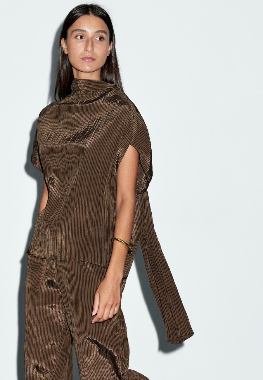 Блуза Massimo Dutti PINSTRIPE GARMENT WITH SCARF COLLAR, Mottled Dark Brown
Блуза Massimo Dutti PINSTRIPE GARMENT WITH SCARF COLLAR, Mottled Dark Brown