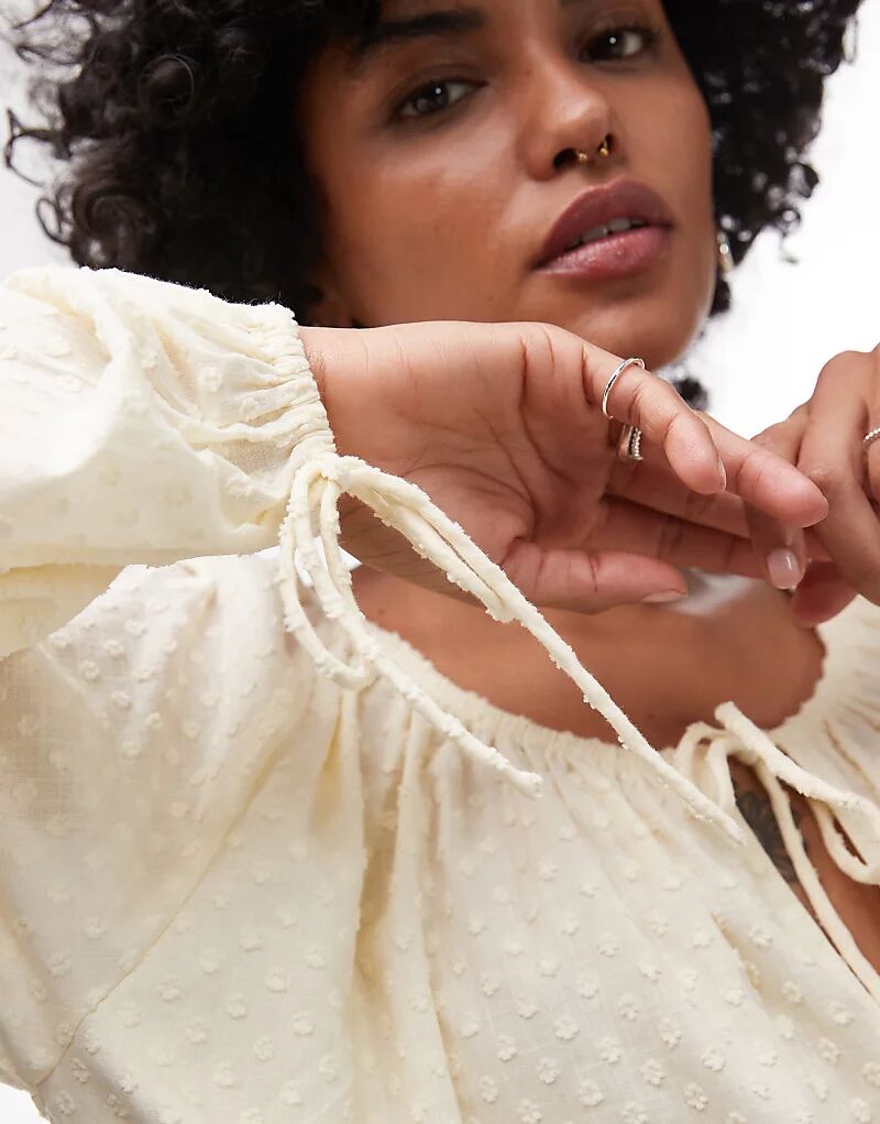 Текстурированный топ Topshop с завязкой спереди и сборкой на шее в цвете пахты
Текстурированный топ Topshop с завязкой спереди и сборкой на шее в цвете пахты