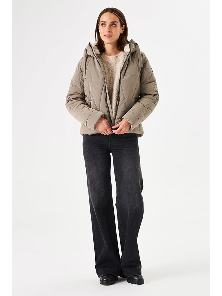 Стеганая куртка Garcia Steppjacke, бежевый
Стеганая куртка Garcia Steppjacke, бежевый