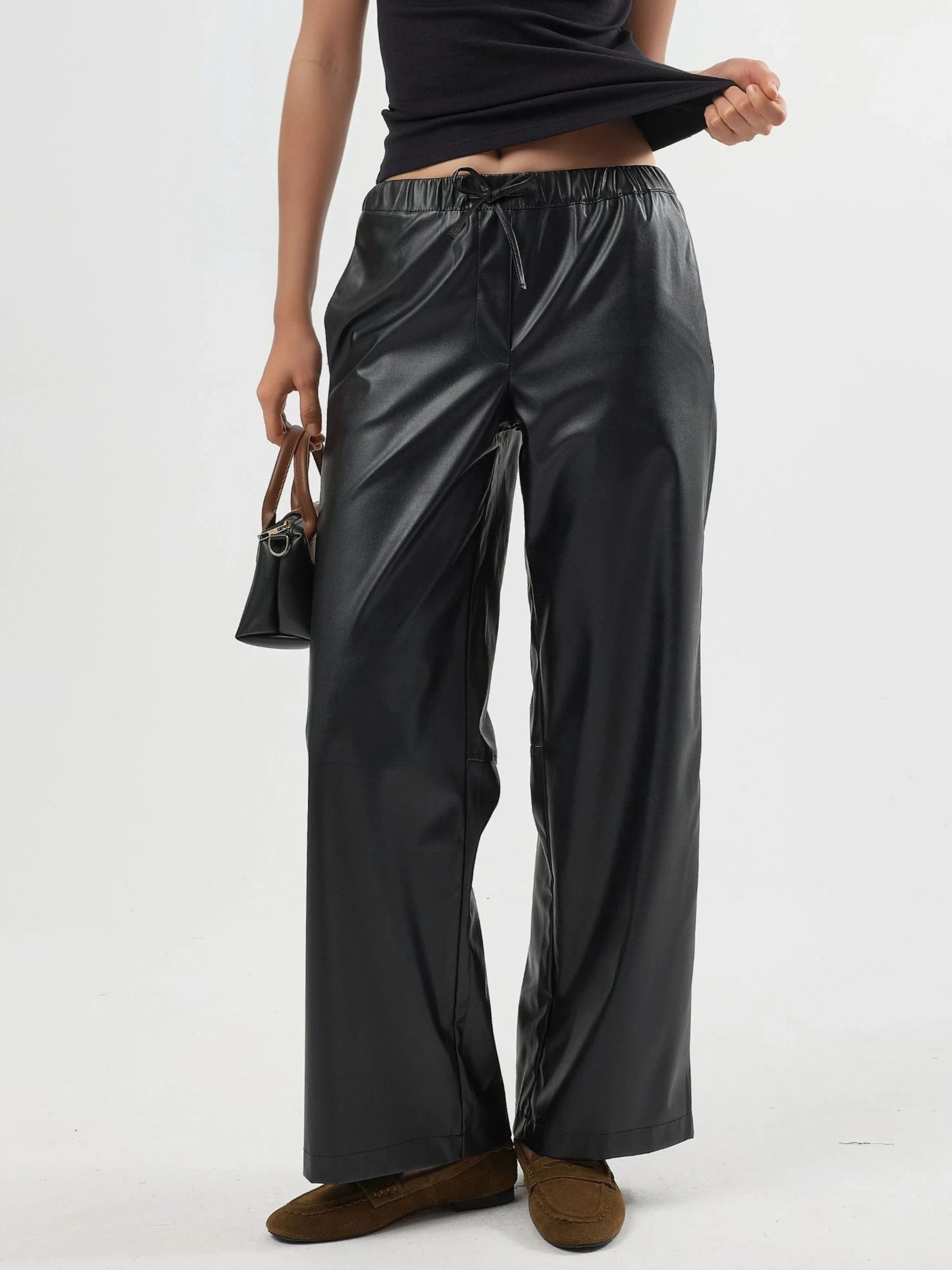 Busem Брюки Regular черного цвета
Busem Брюки Regular черного цвета