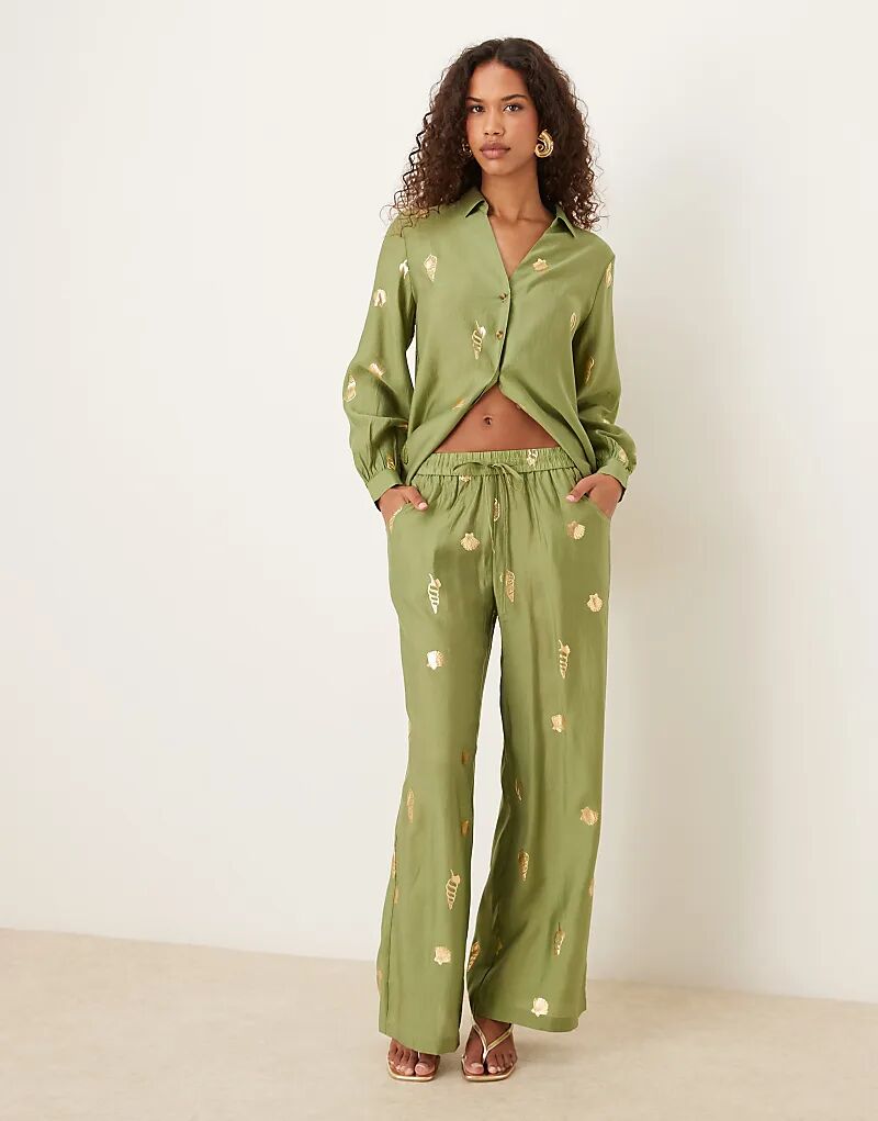 Золотистые широкие брюки цвета хаки с надписью Never Fully Dressed — часть комплекта
Золотистые широкие брюки цвета хаки с надписью Never Fully Dressed — часть комплекта