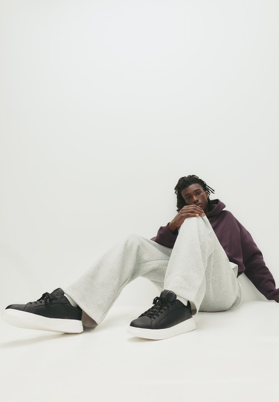 Кроссовки PULL&BEAR Trainers, Mottled Black
Кроссовки PULL&BEAR Trainers, Mottled Black