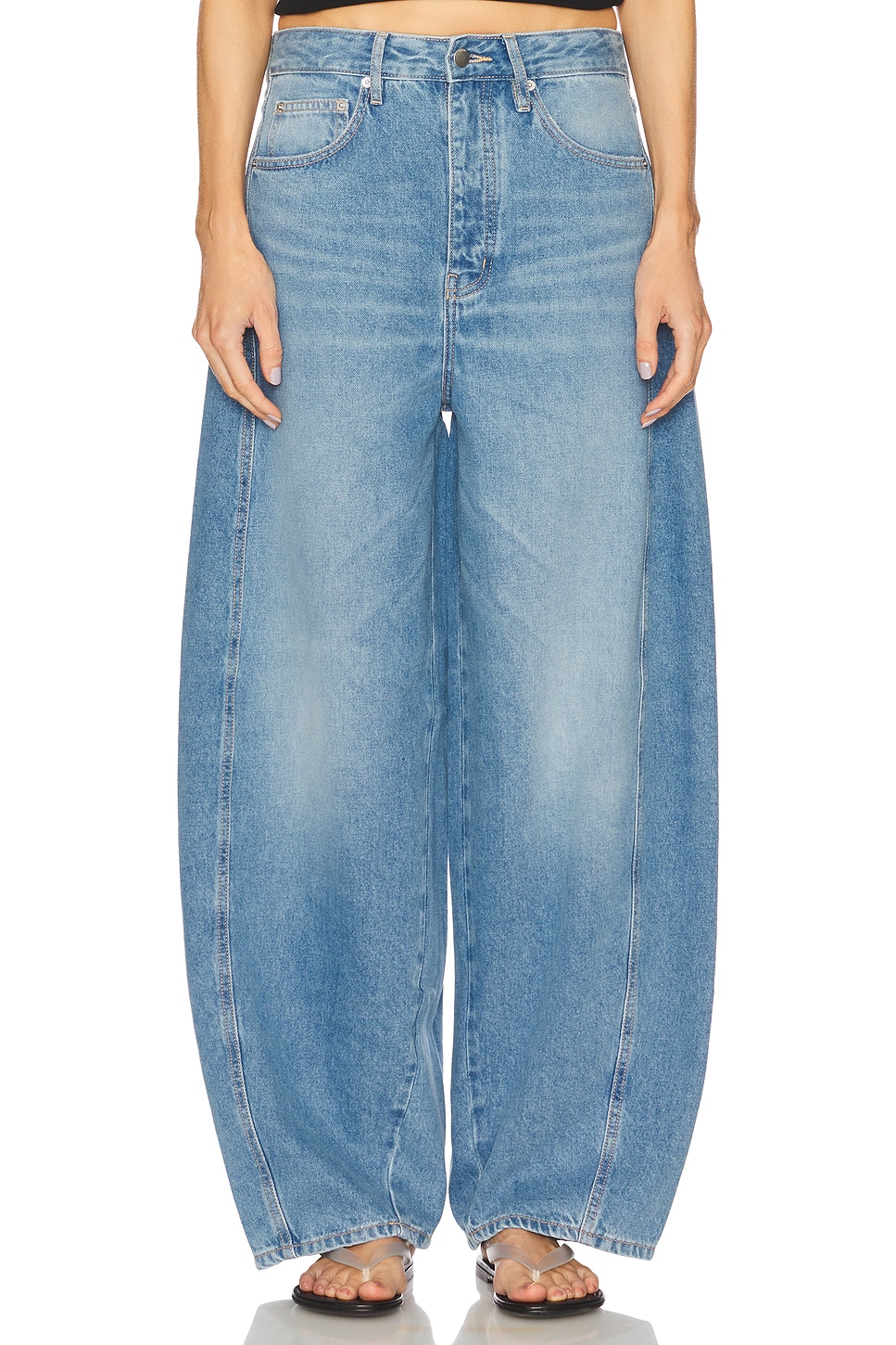 Джинсы с заниженной талией "balloon" St. Agni, 90s blue
Джинсы с заниженной талией "balloon" St. Agni, 90s blue