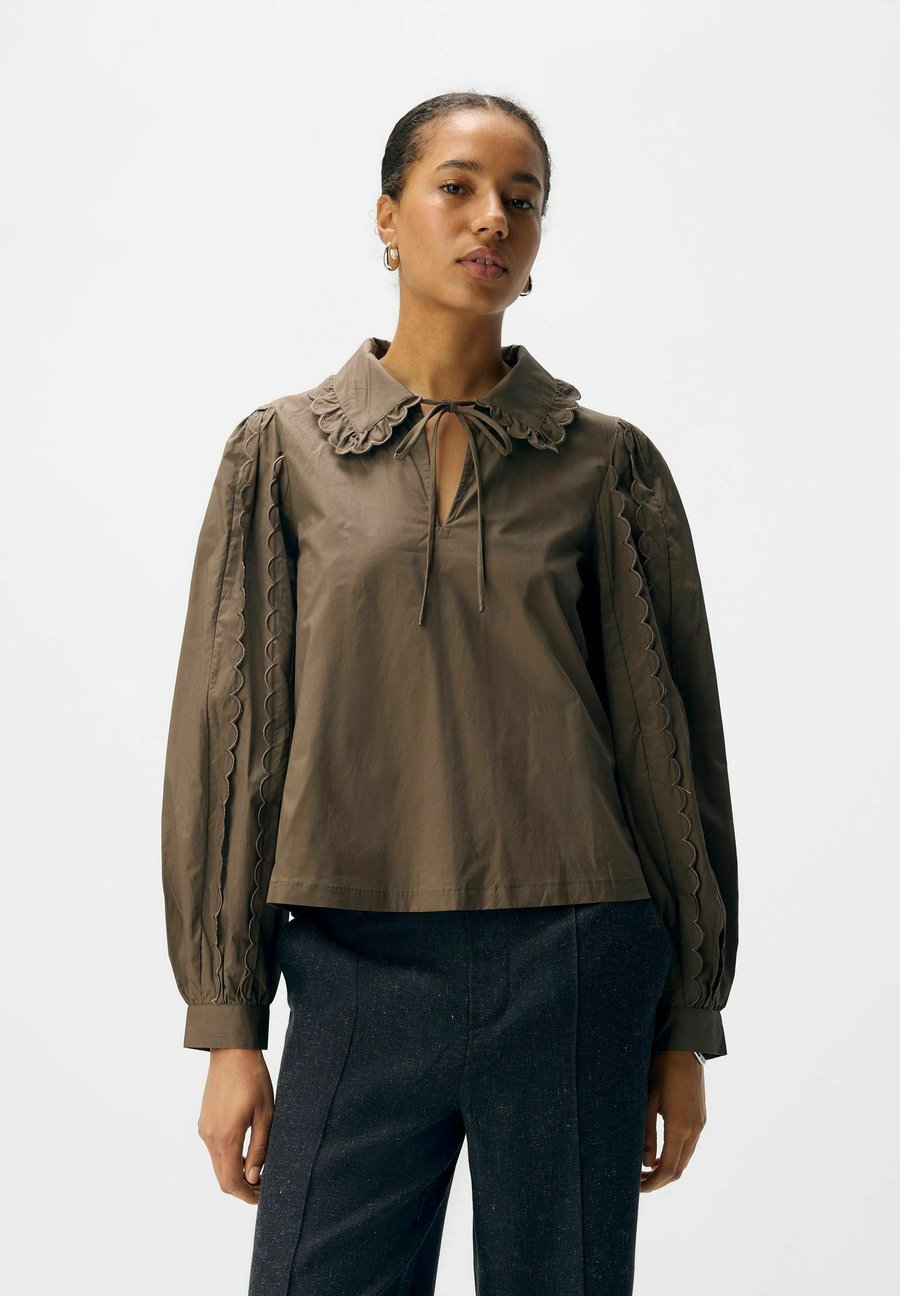 Блуза Object OBJHOPE IRA V-NECK, Morel/Brown
Блуза Object OBJHOPE IRA V-NECK, Morel/Brown