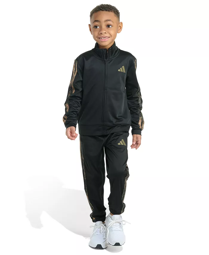 Комплект из куртки с тремя полосками и спортивных брюк для малышей и мальчиков adidas
Комплект из куртки с тремя полосками и спортивных брюк для малышей и мальчиков adidas