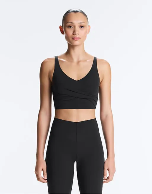 Черная майка-кроссовер OYSHO Light touch
Черная майка-кроссовер OYSHO Light touch